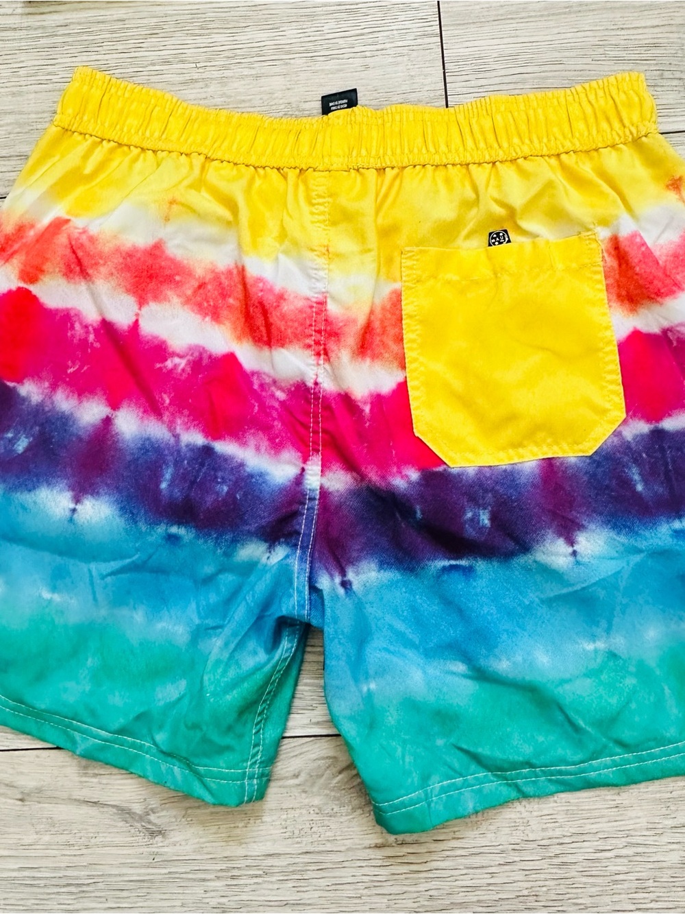 MENS MAUI AND SONS DRAWSTRING TIE DYE LINED SWIM BOARD SHORTS
SIZE L - Picture 7 of 8